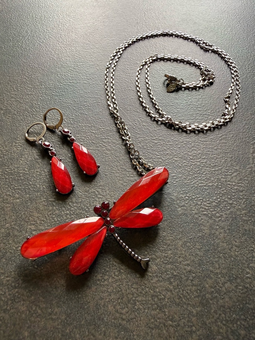 Hoyas de Yanbal Red Dragonfly Pendant Necklace and Earrings Set Gunmetal Chain